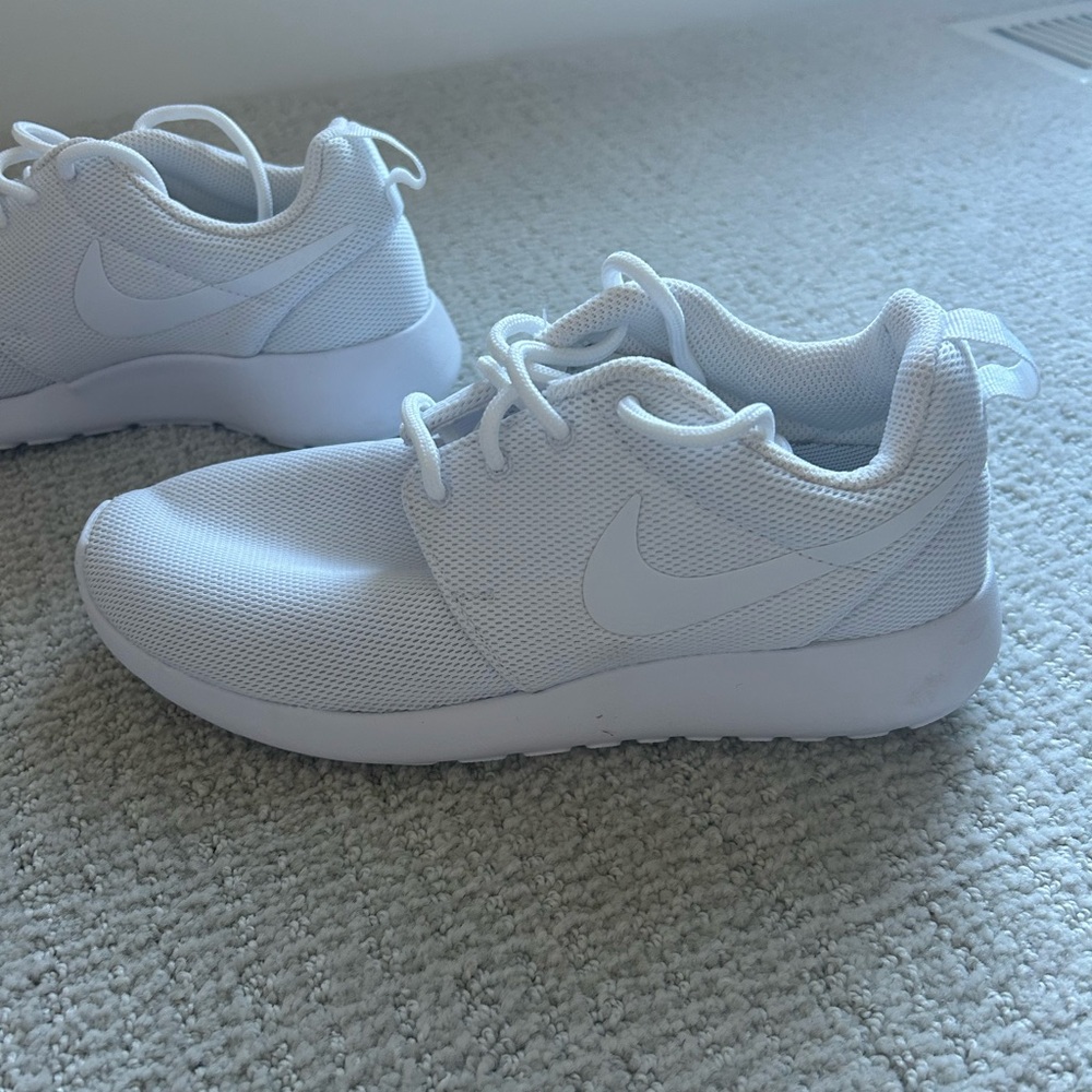 Women's Nike sneakers size 6. Perfect condition. Worn once